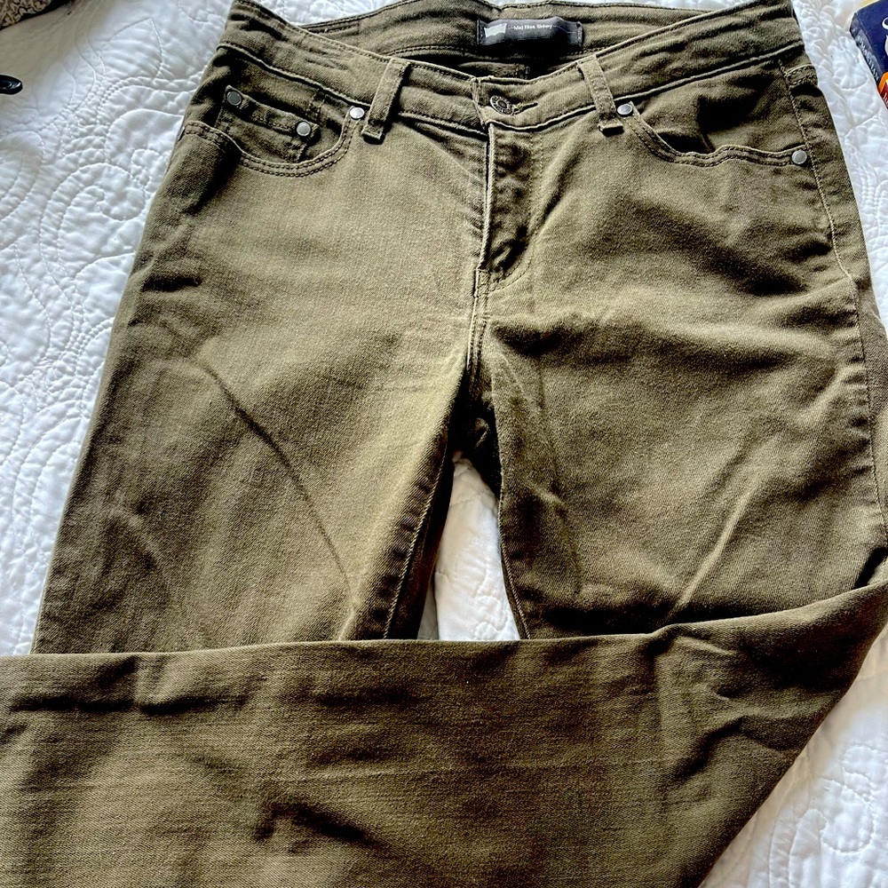 EUC Levi Straus Mid Rise Skinny Olive Green 6M W28 L32 Jeans. Only worn once!